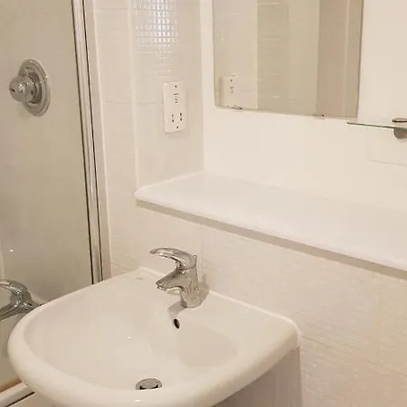 City Centre 1 Bed With Free On Site Parking With Cctv By Lets Relocations Apartament *